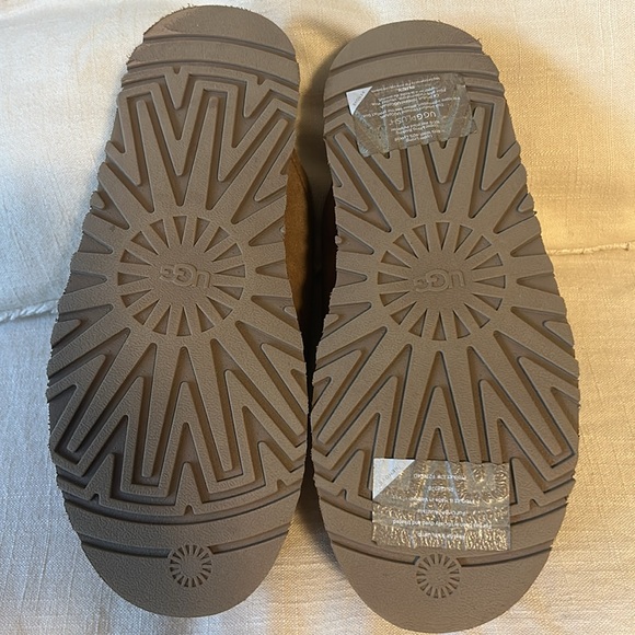 UGG Slide Slippers - Women’s size 8 - Picture 2 of 4